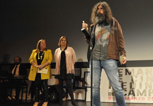 Fernando Bonelli en el escenario recogiendo el Roel de Oro.